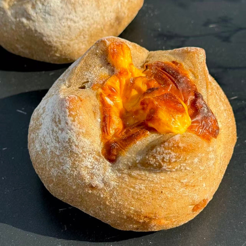 Sam's-Club-Fig-&-Cheese-Bread-Roll-100g---Fig-and-Cheese-Bun-1