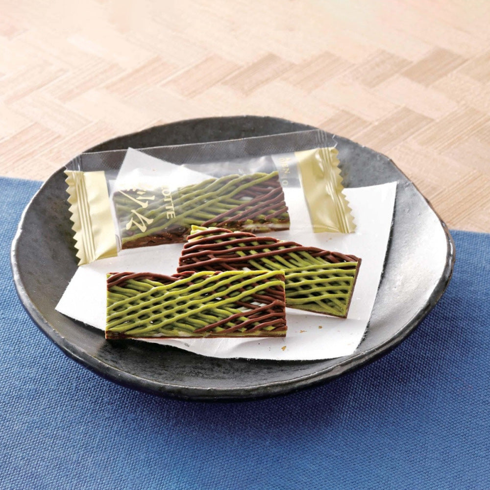 Lotte-Sasha-Rich-Matcha-Chocolate-Crisps-69g-–-Japanese-Lattice-Chocolate-Sticks-2