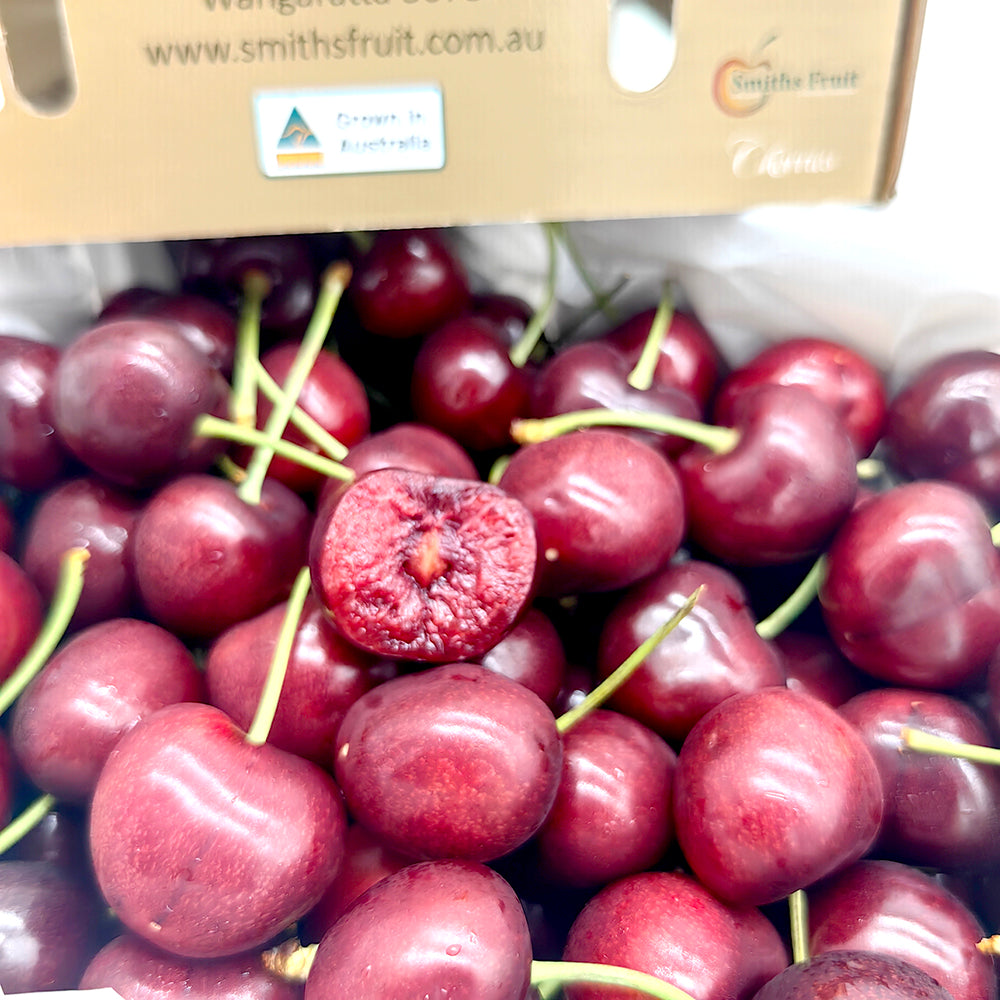 Smiths-Fruit-Samba-Cherries-Gift-Box-32-34mm---2kg-1